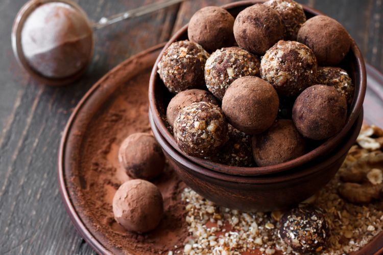 Chocolate balls with coconut oil
