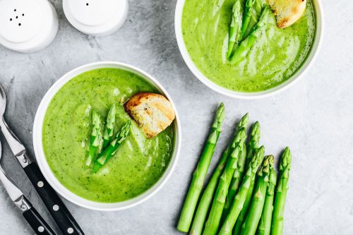 Cream soup with green asparagus