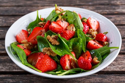 Feldsalat mit Erdbeeren und Walnüssen