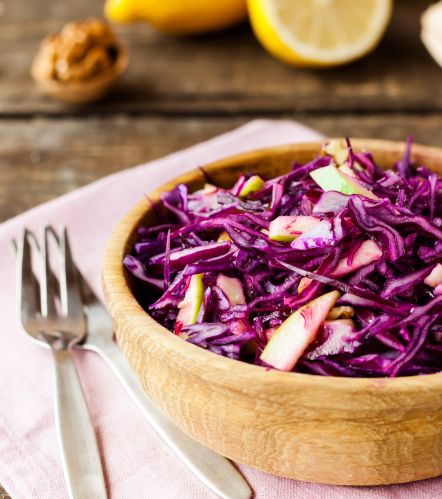 Raw food salad with red cabbage