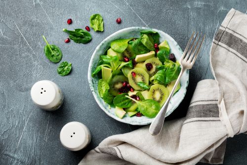 Salat mit Kiwi und Spinat