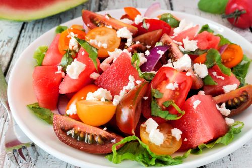Salat mit Wassermelone und Tomaten
