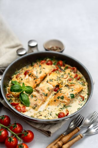 Salmon with creamy spinach sauce