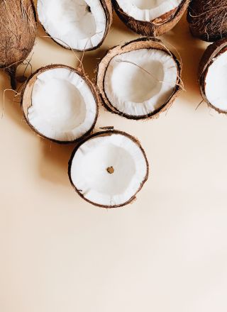 Natives Kokosnussöl bildet die Basis für unseren Lippenbalsam.