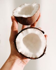 Das Kokosfett aus der Ölmühle Solling stammt aus vollreifen Kokosnüssen von biologisch arbeitenden Bauern