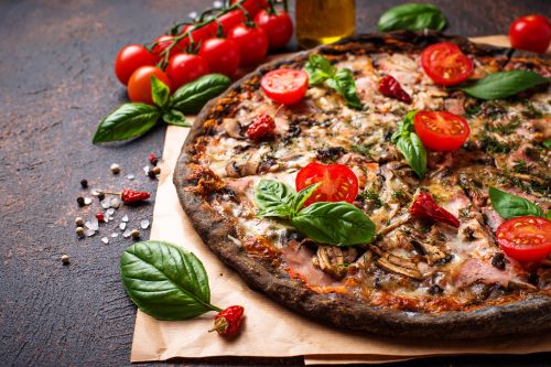 Die mediterranen Spezialitäten verfeinern Pizza.